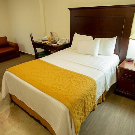 Hotel Plaza Calzada Monterrey Exteriör bild