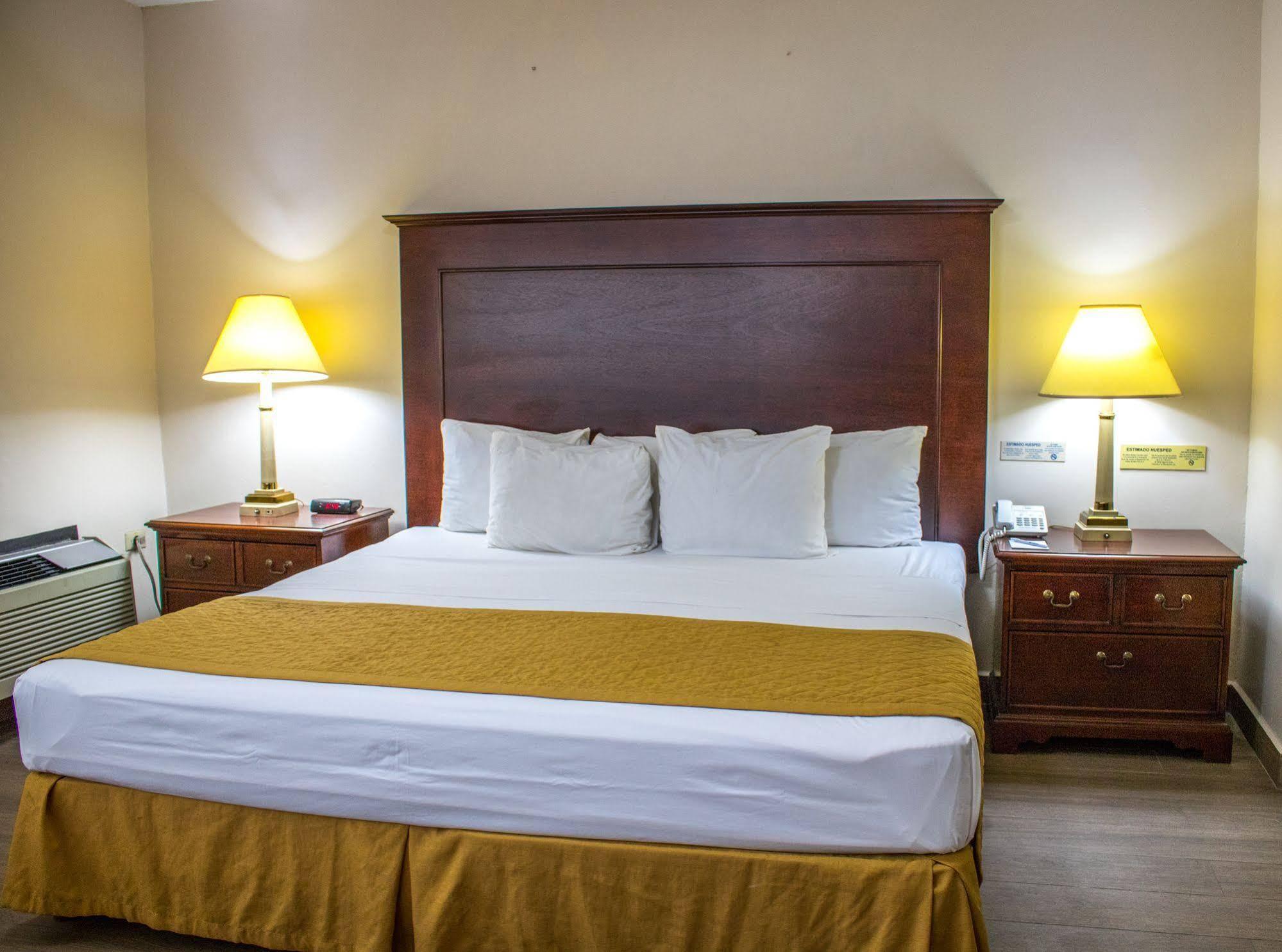 Hotel Plaza Calzada Monterrey Exteriör bild