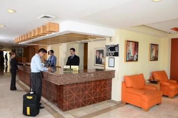 Hotel Plaza Calzada Monterrey Exteriör bild